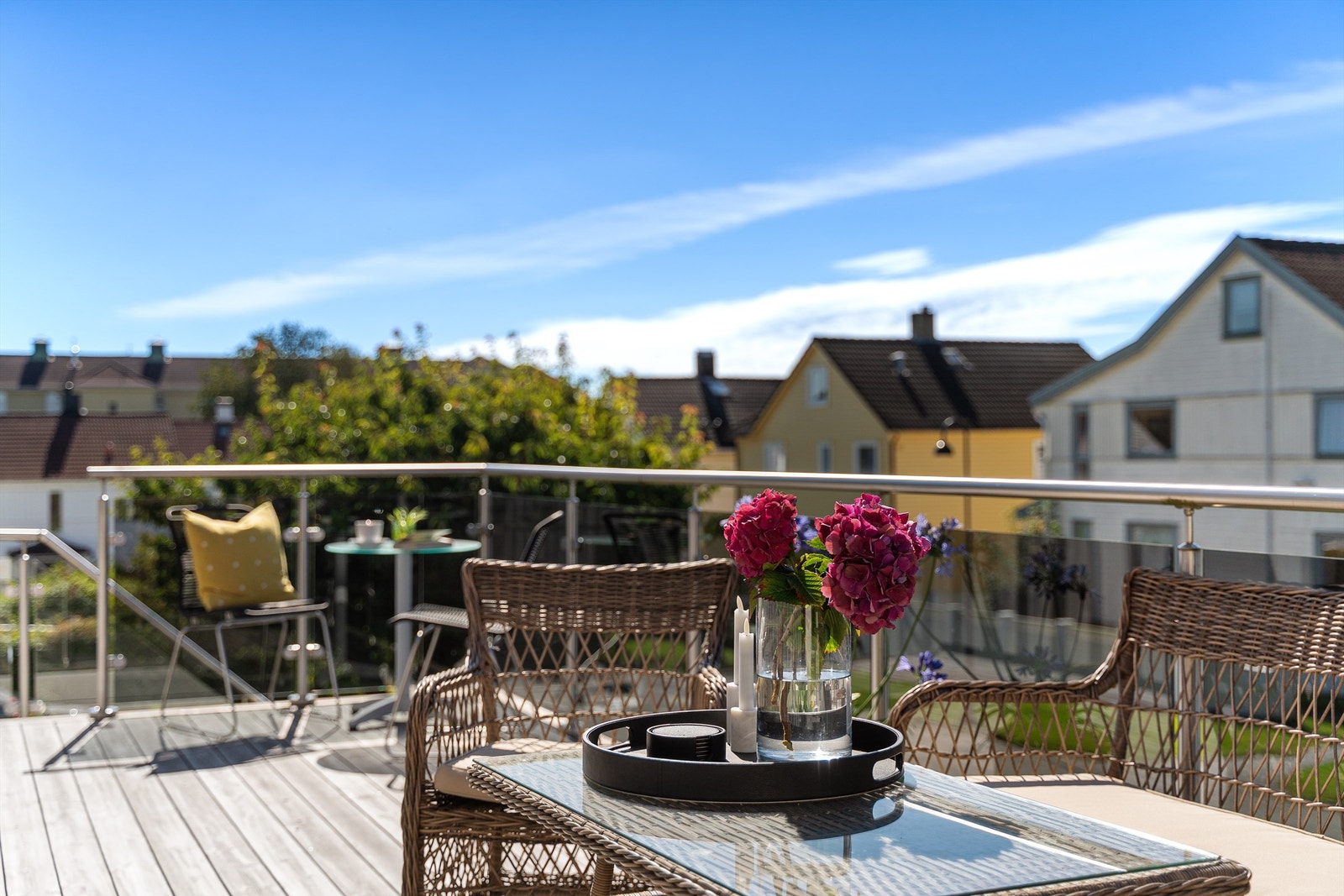 Solrik terrasse og hage. Galleribilde
