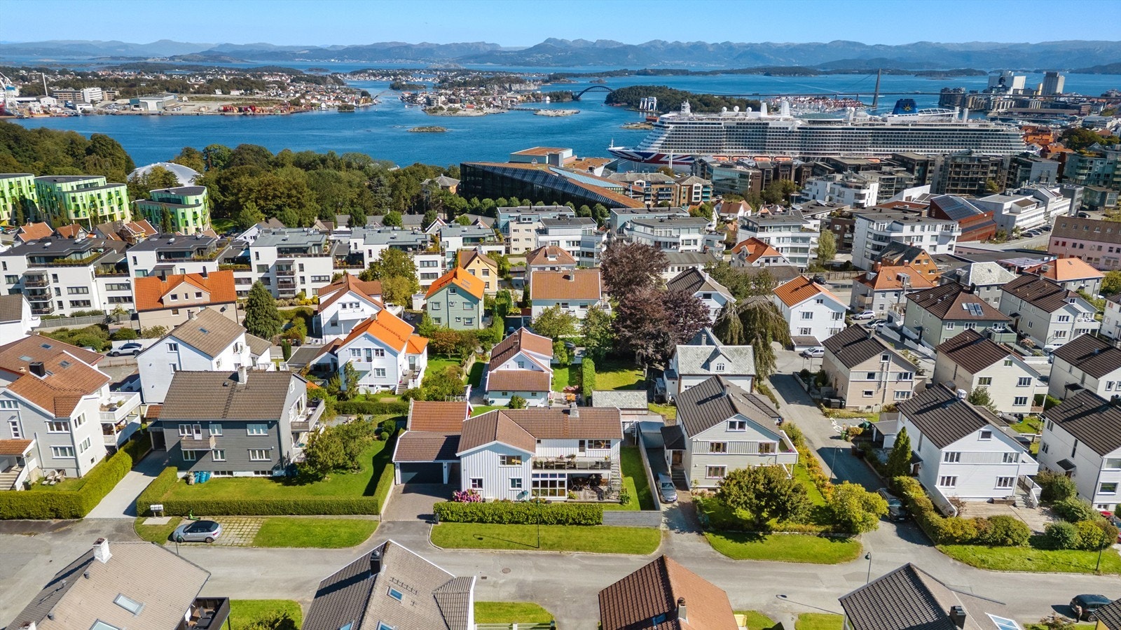 Boligen har en meget populær og barnevennlig beliggenhet på Kampen, i et etablert boligfelt, like ved Kampen skole. Galleribilde