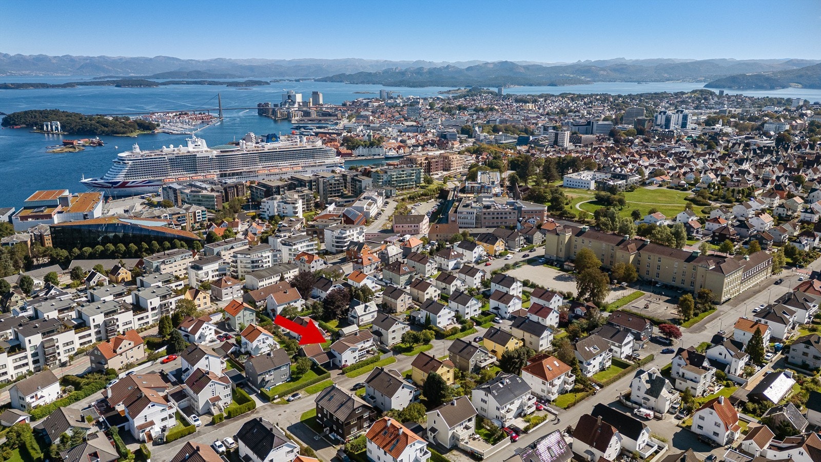 Nabolaget består for det meste av lik bebyggelse. Det er grønt og frodig i området rundt og flotte turområder i kort avstand fra boligen ved Lille og Store Stokkavannet, Mosvannet og Byhaugen. Galleribilde