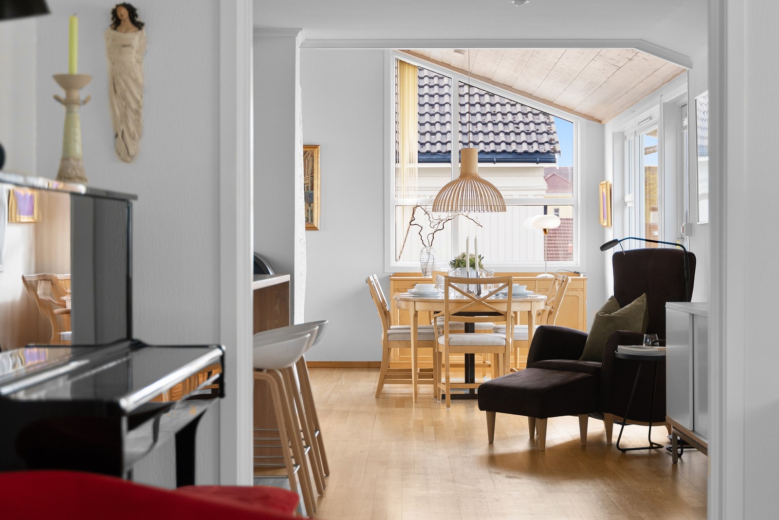 Det er bra med lys gjennom hele boligen. Galleribilde