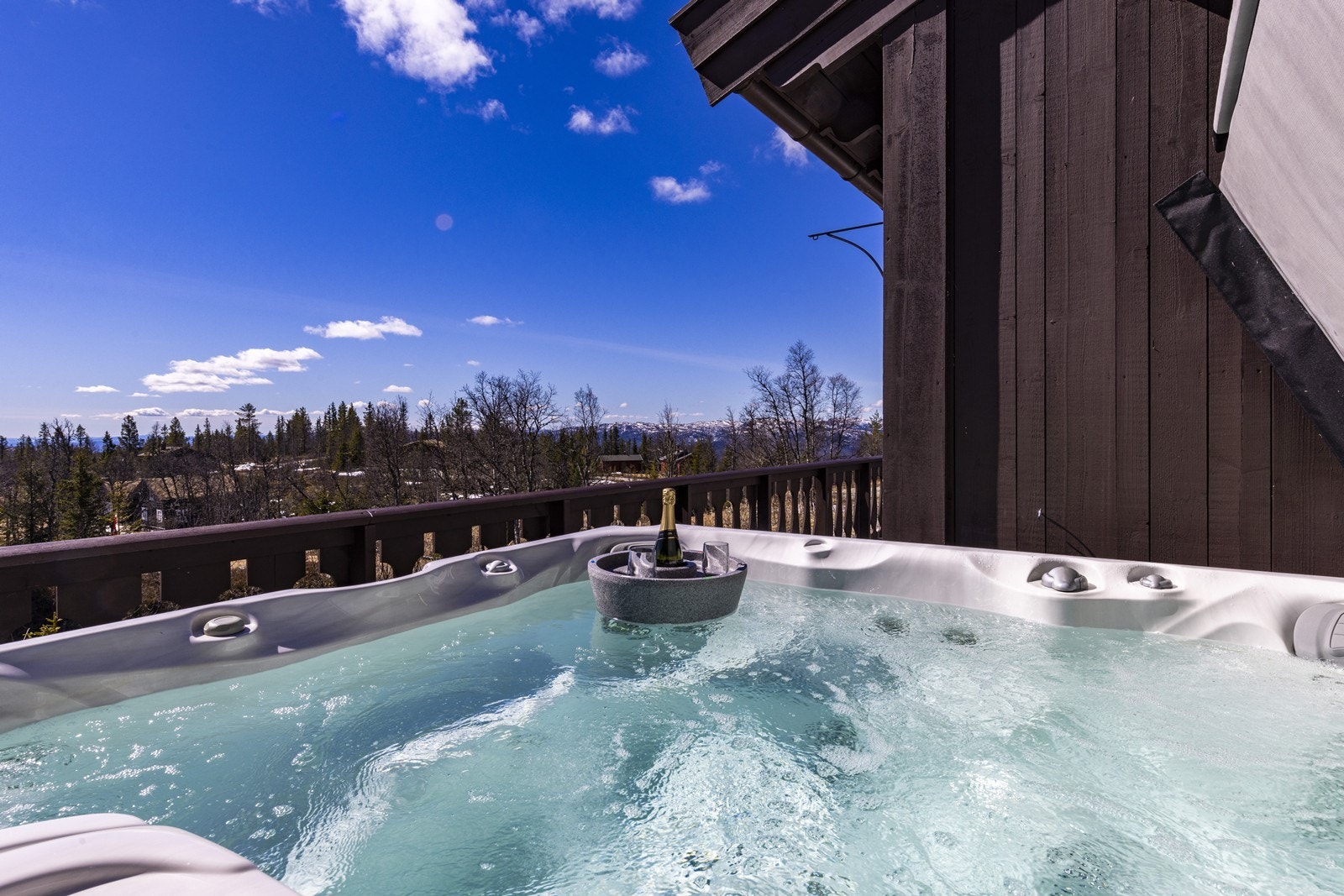 På terrassen er det også installert en jacuzzi. Galleribilde