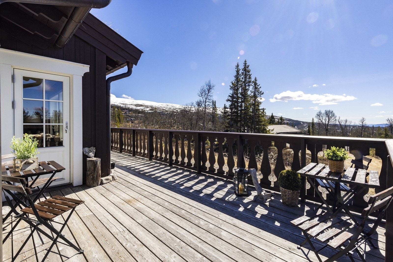 Fra stuen er det utgang til en stor terrasseplatting på totalt 39 m², fordelt på en sørvendt og en vestvendt del. Galleribilde