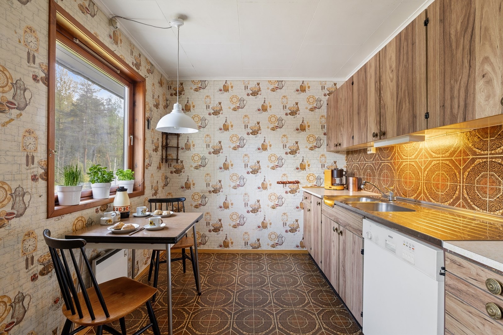 Kjøkkenet er utstyrt med kjøkkenventilator med utlufting og har lys under overskapene. Galleribilde
