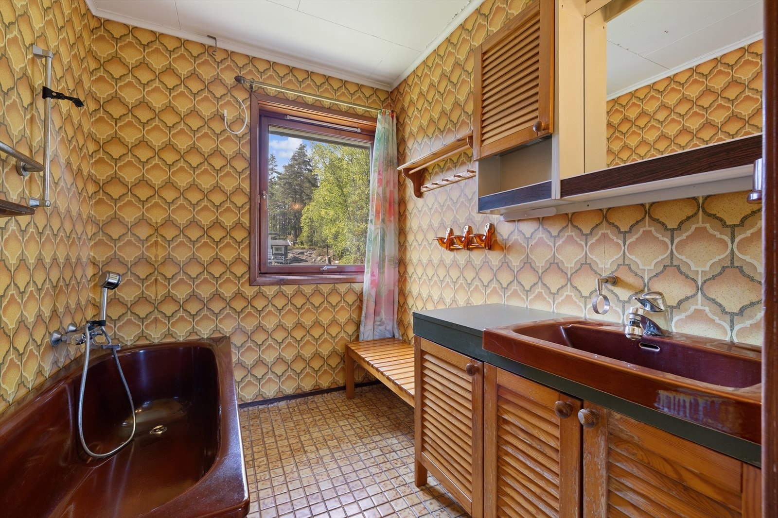 Badet i første etasje er fra byggeåret med flislagt gulv med gulvvarme, våtromstapet på vegger og folierte himlingsplater i tak. Galleribilde