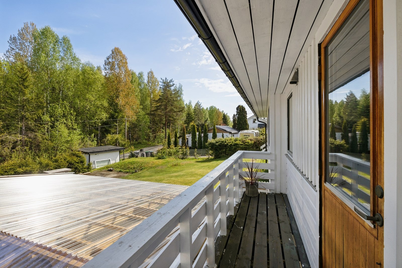 Fra soverommet er det utgang til en østvendte balkongen på ca. 5 m² som gir en privat uteplass. Galleribilde