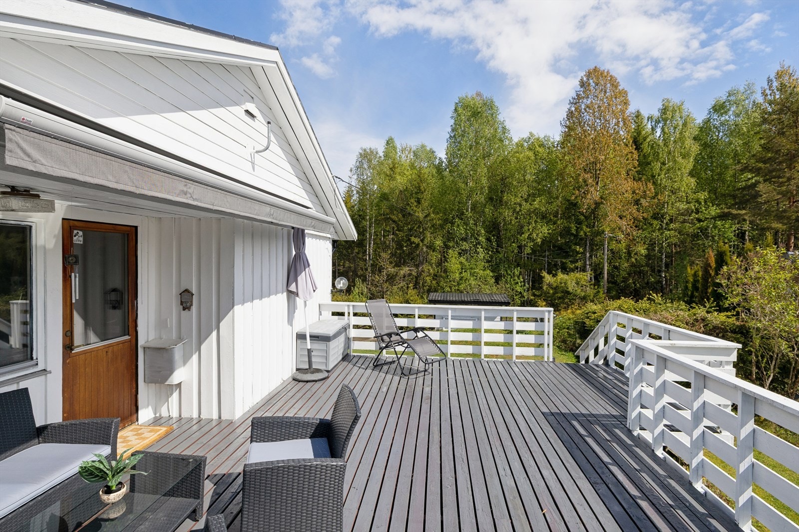 Den store treterrassen med trapp ned til hagen har god plass for utemøbler og sosiale sammenkomster. Terrassen er ikke godkjent, se mer pkt. ferdigattest. Galleribilde