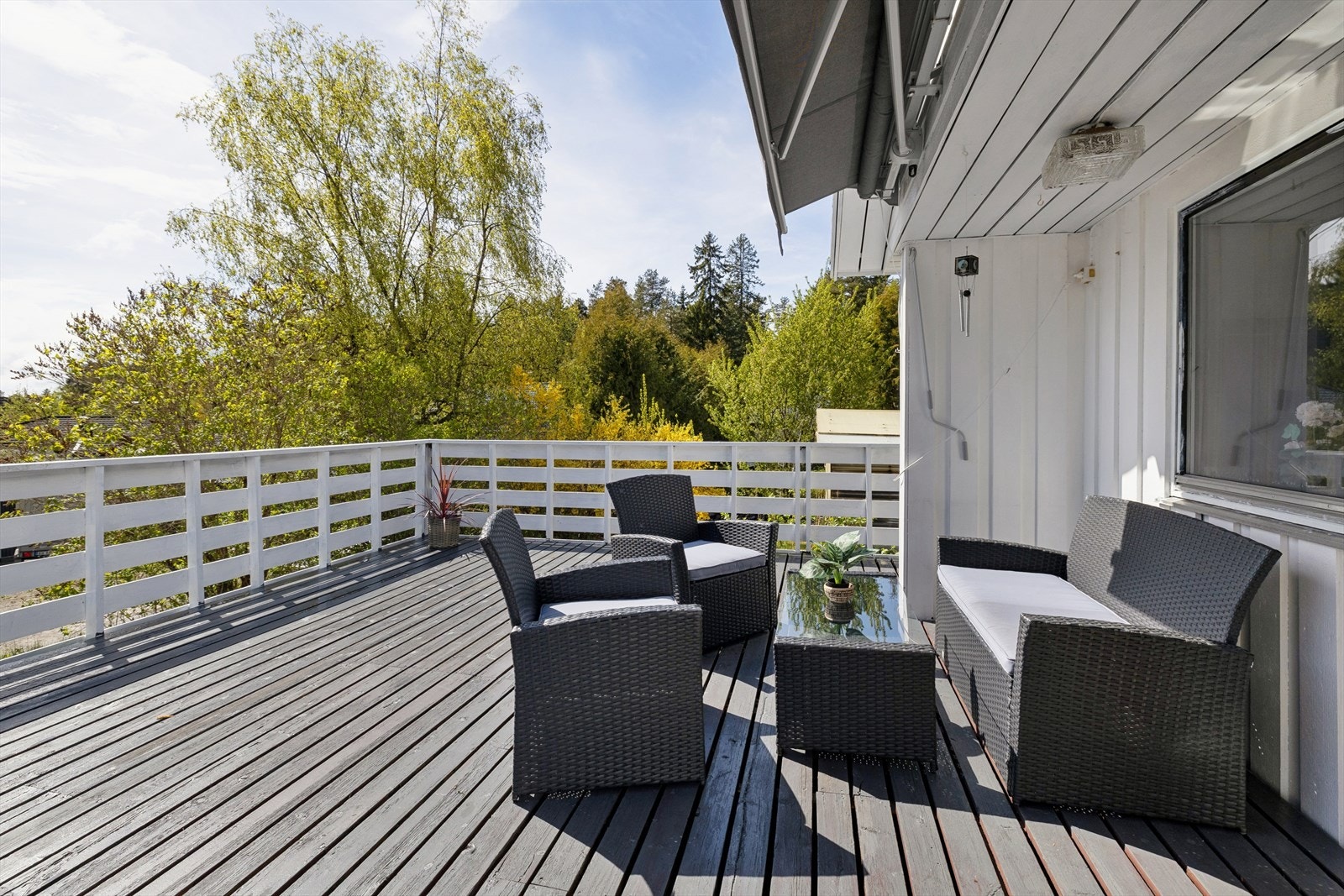 Den sørvendt treterrasse på ca. 38 m² blir et samlingspunkt på sommerhalvåret. Galleribilde