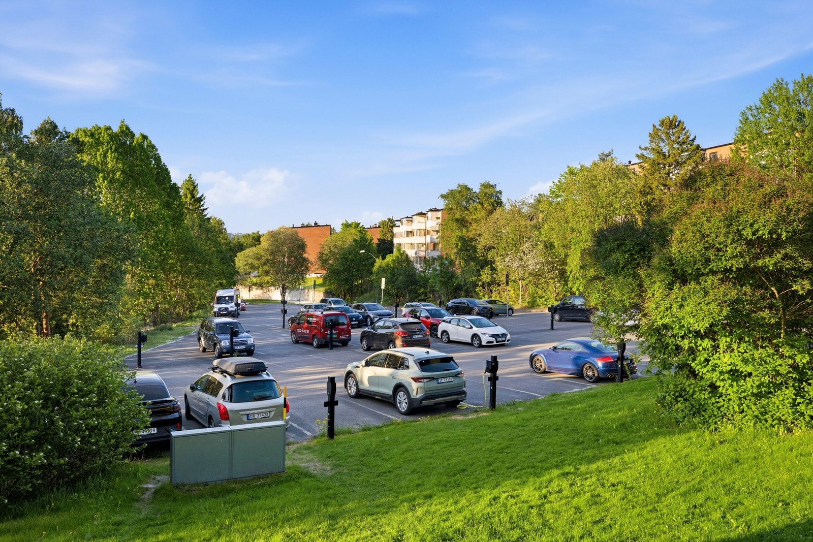 Borettslaget har gjesteparkering nederst på den store parkeringsplassen i Erlends vei Galleribilde