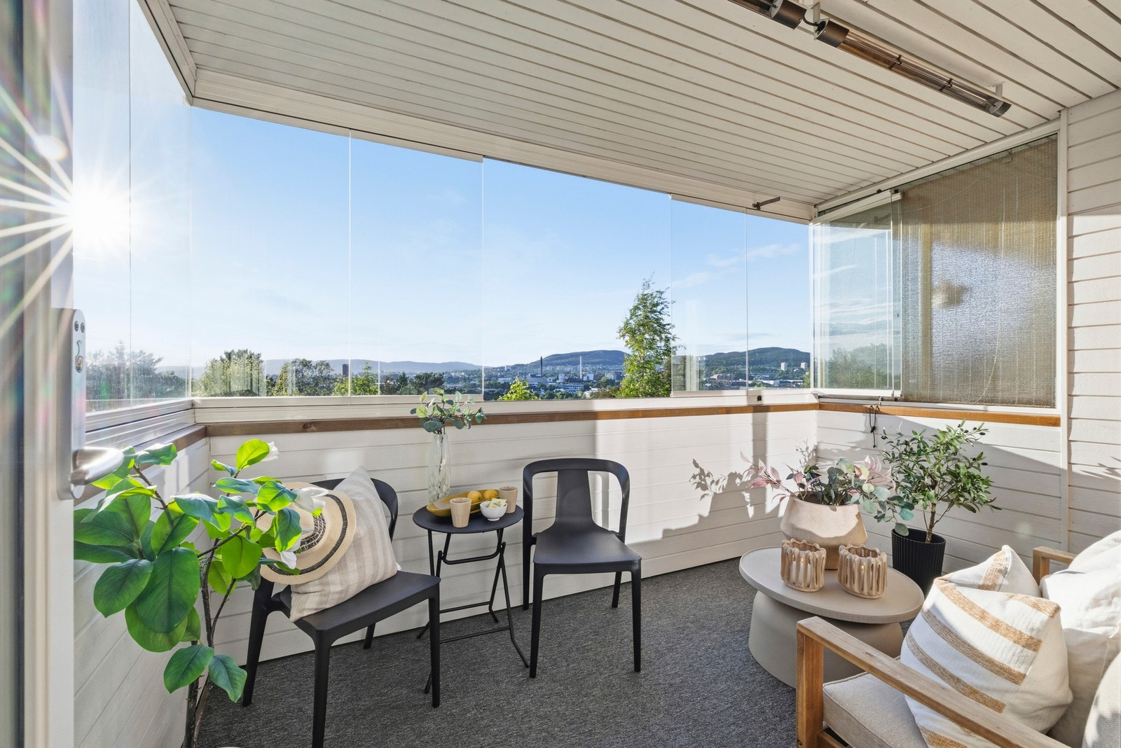 Balkongen byr på et herlig uterom hvor du kan nyte rolige morgener med kaffekoppen eller slappe av etter en lang dag Galleribilde