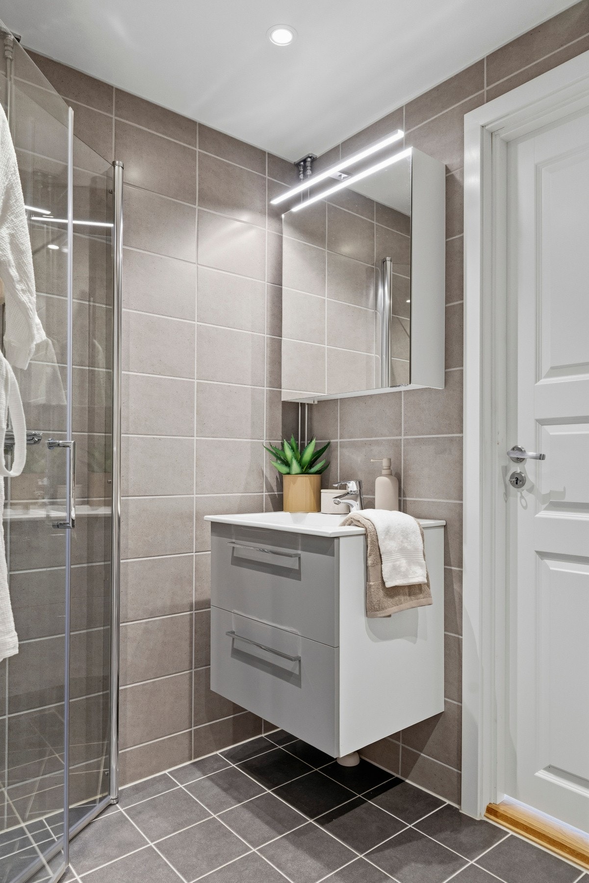 Badet er pusset opp i 2019 i regi av borettslaget og har flislagte gulv og vegger samt en slett himling Galleribilde