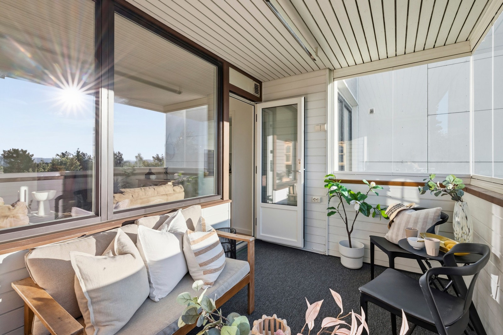 Det er god plass til både sofagruppe og grill, perfekt for hyggelige kvelder med familie og venner Galleribilde