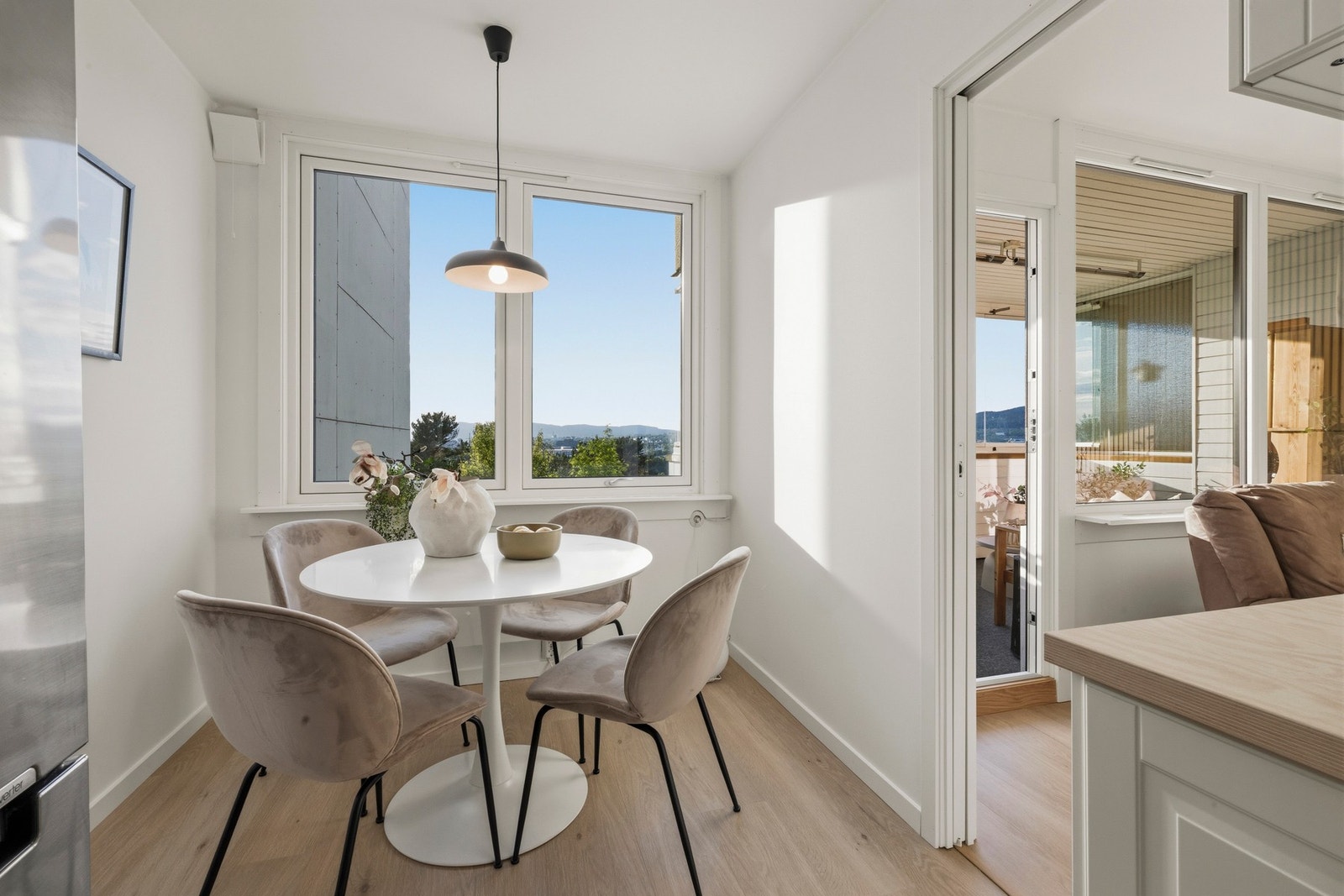 Vinduet gir rikelig med lys og det er plass til et lite frokostbord under Galleribilde