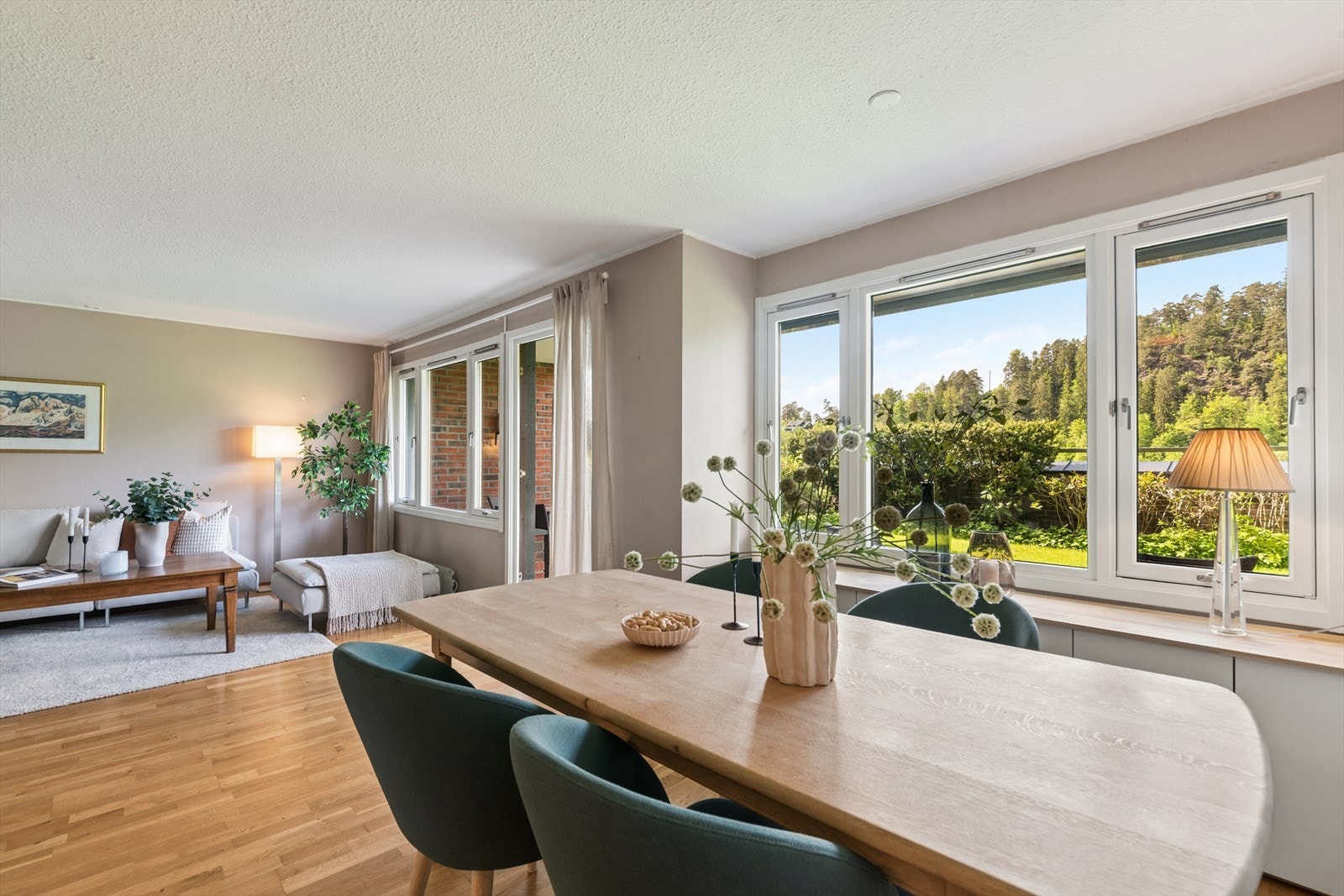 Spisestuedelen har god plass til langbord og ligger i åpen løsning mot stuen. Galleribilde