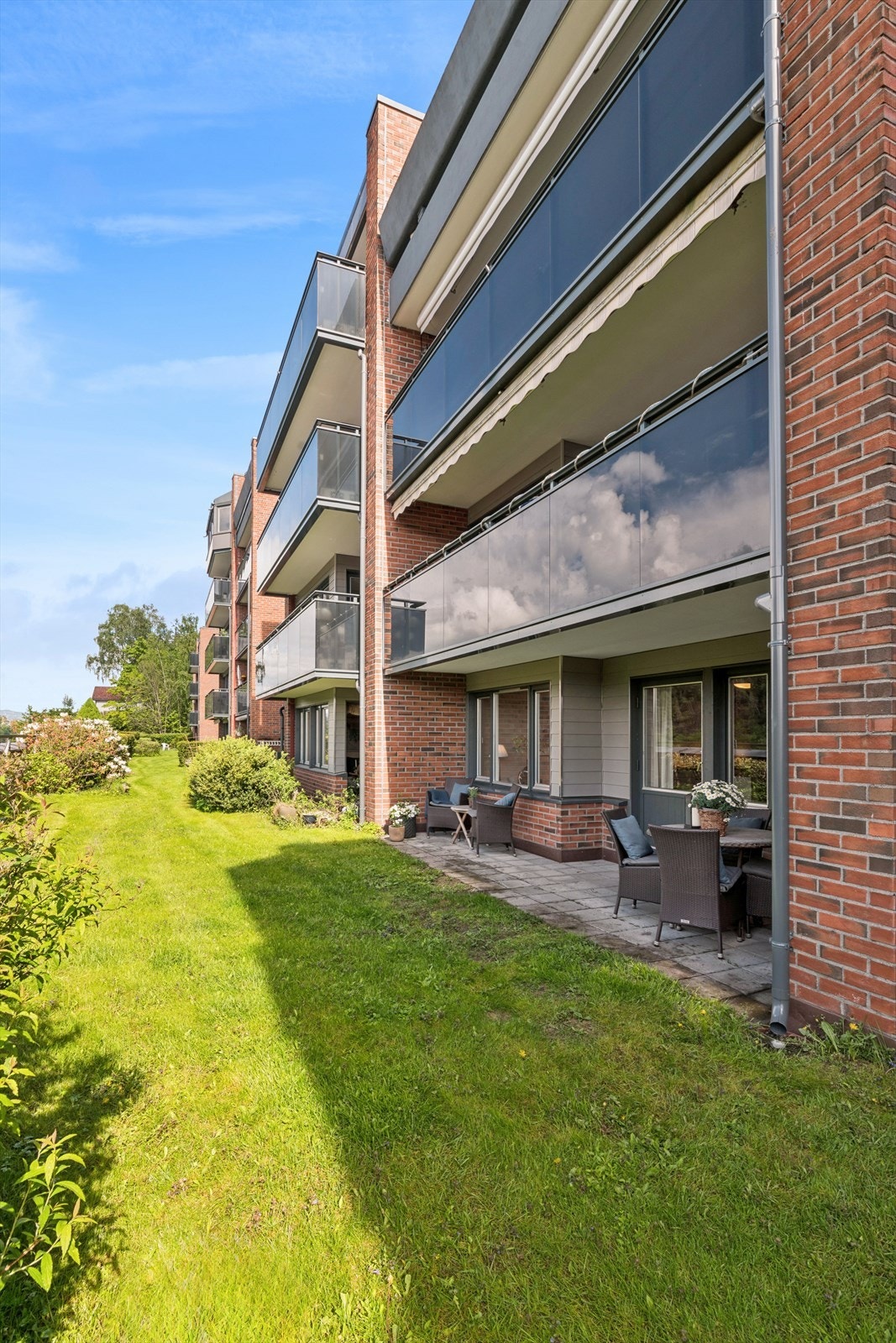 Fra leiligheten er det kort vei til servicetilbud som Sandvika Storsenter og flere dagligvarebutikker. Galleribilde