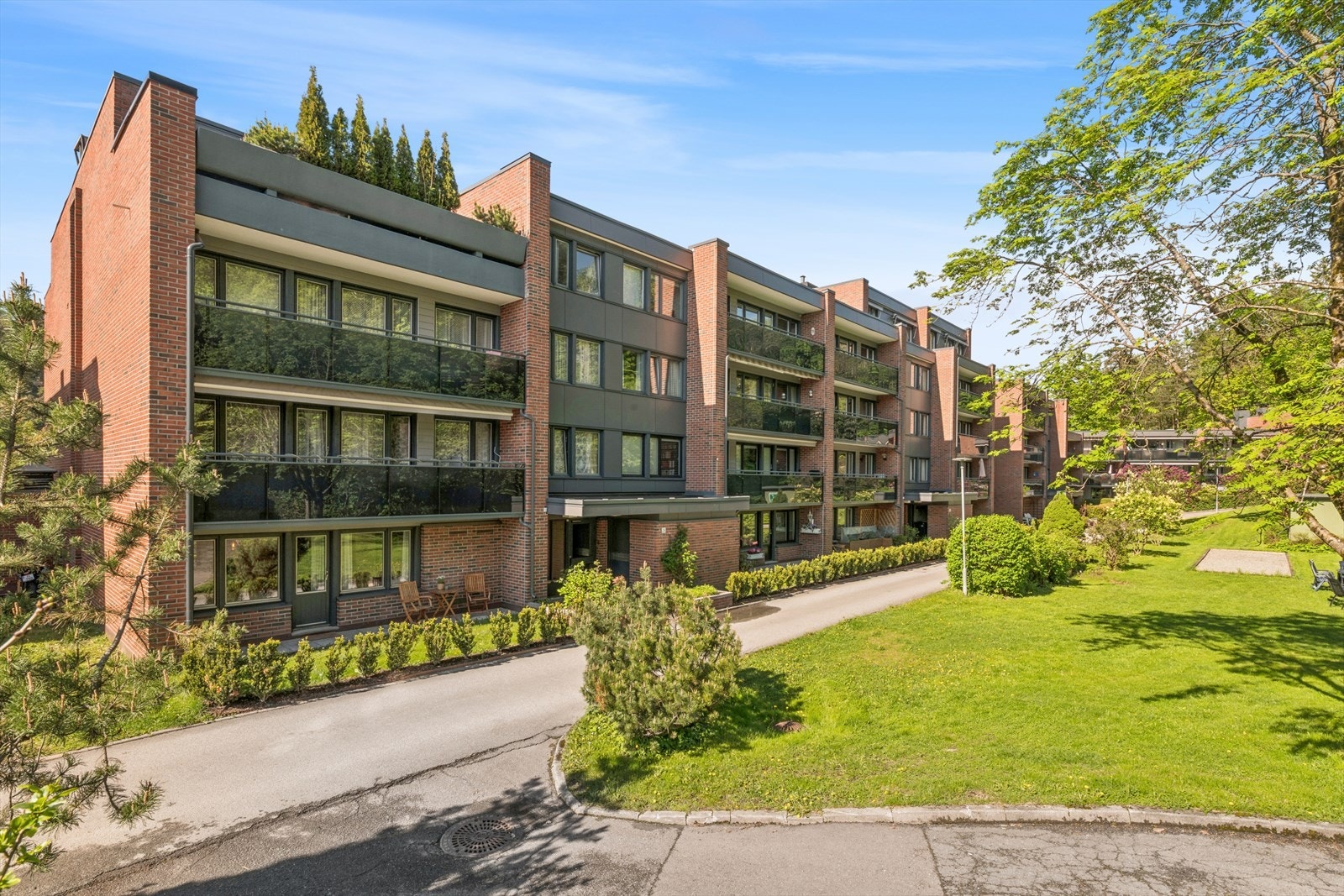 Leiligheten disponerer parkeringsplass med elbillader i felles parkeringskjeller. Fra eiendommen er det kun tre minutter til Sandvika stasjon. Galleribilde