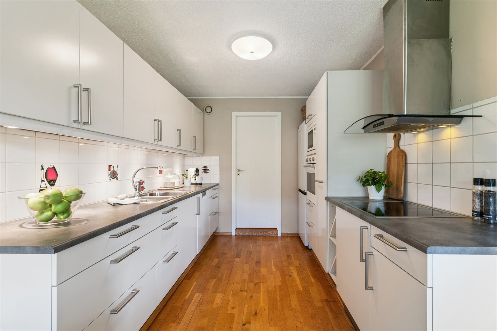 Kjøkkenet har godt med skap- og benkeplass, og avtrekk er koblet til boligens mekaniske ventilasjonsanlegg. Galleribilde