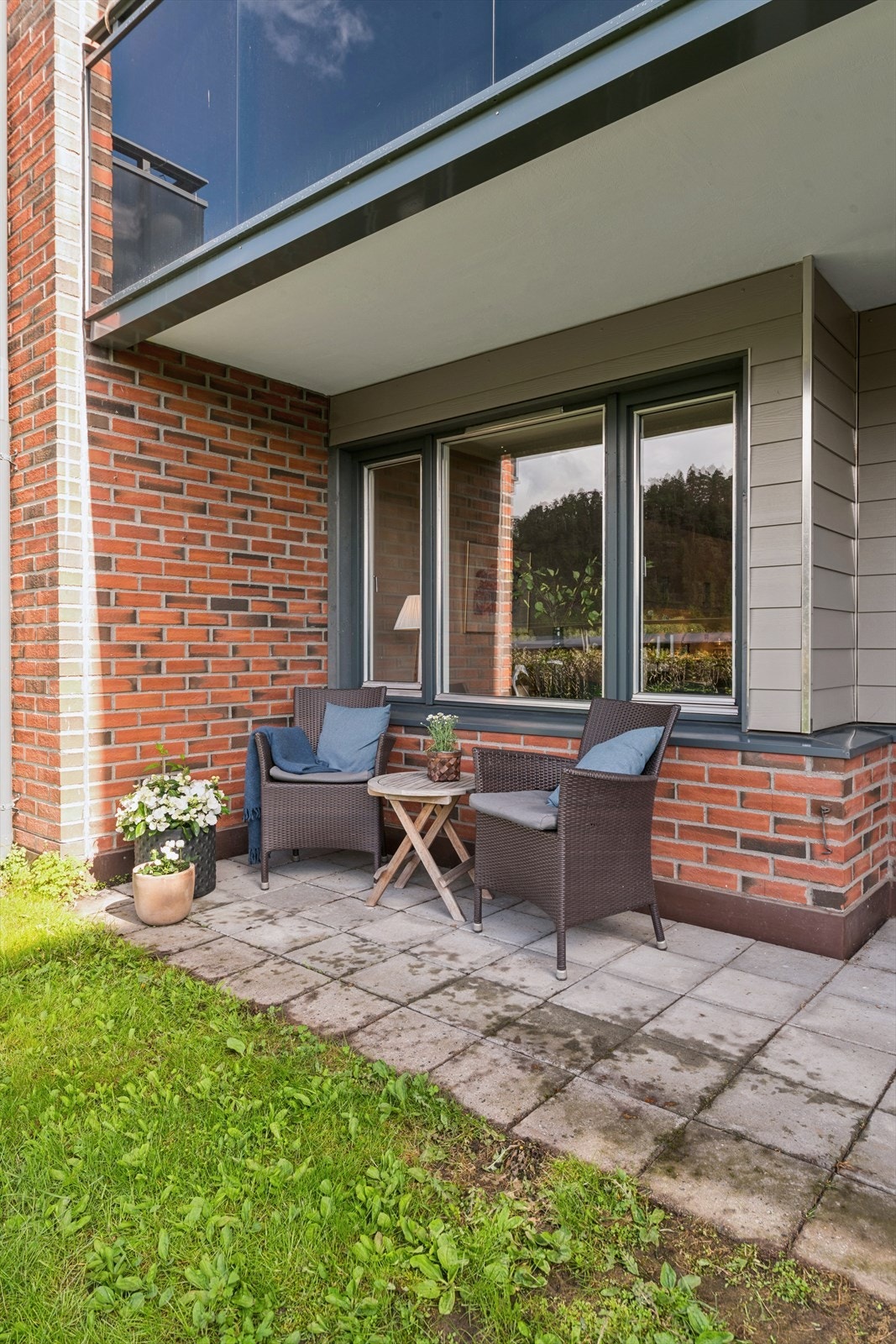 Begge uteplassene er belagt med betongheller. Galleribilde