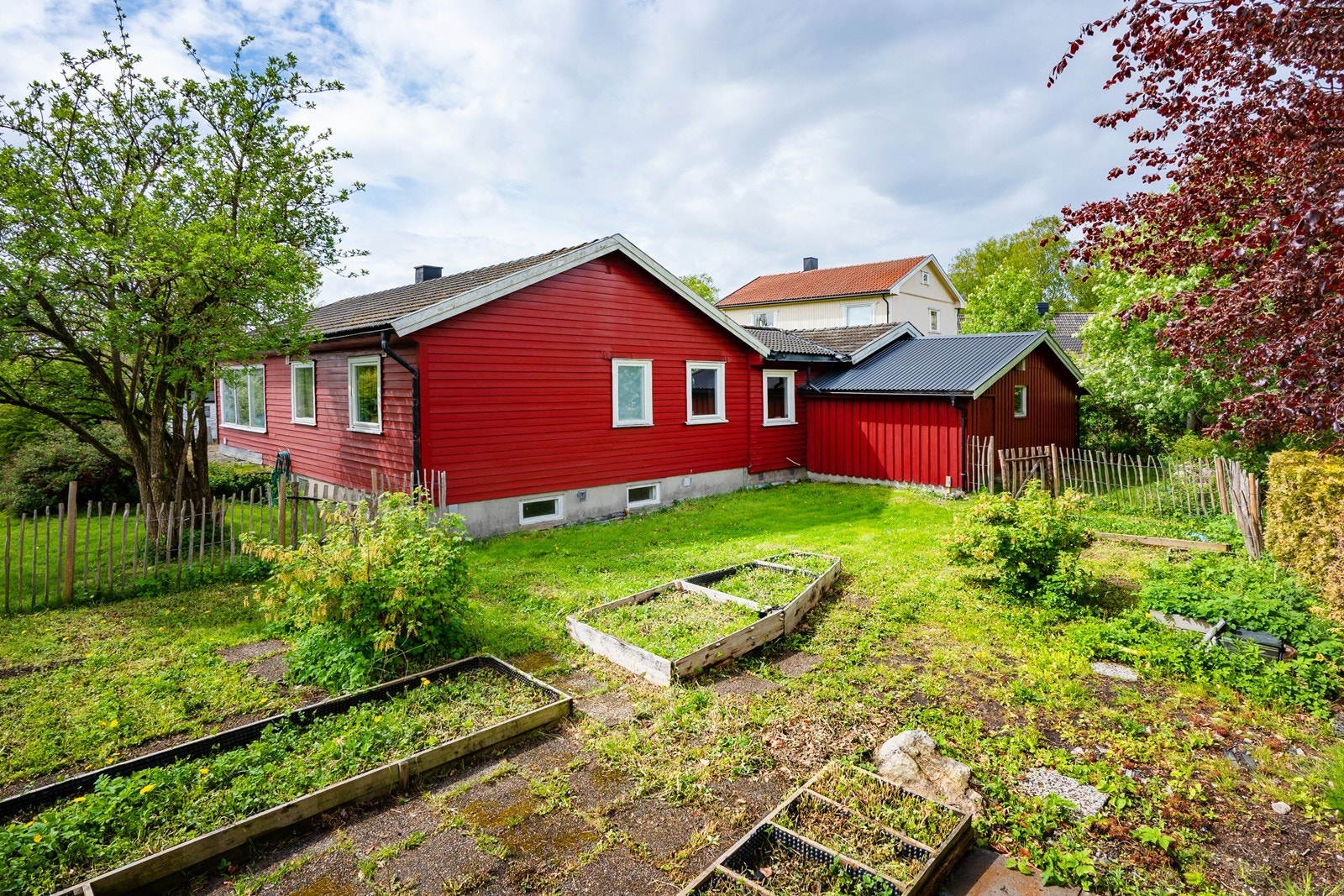 På baksiden av huset er det lagt til rette for en liten grønnsakshage, urtebed eller lignende, i tillegg til bærbusker. Galleribilde