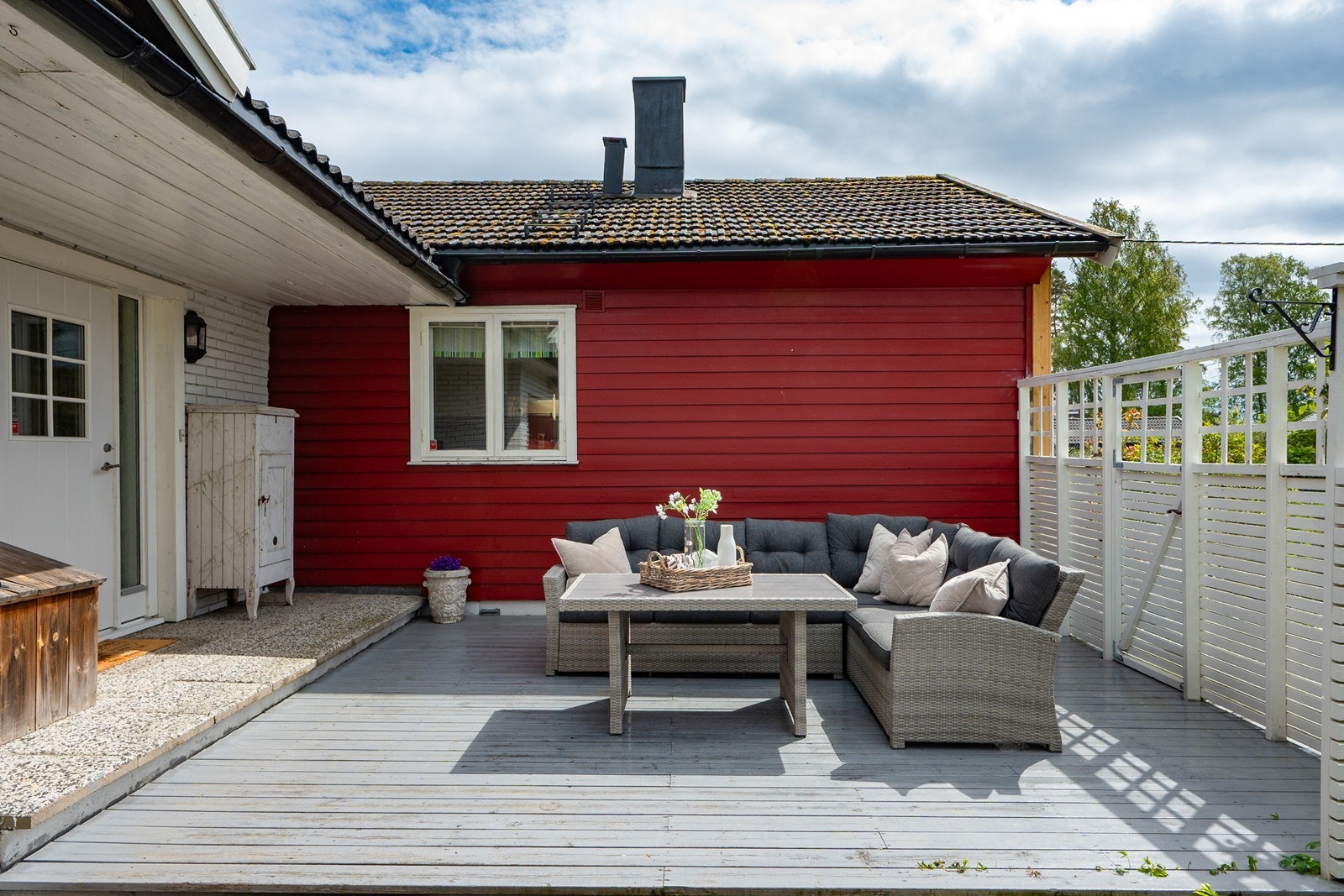 Inngangspartiet vender mot sydvest og har en hyggelig markterrasse med plass til utemøblement. Galleribilde