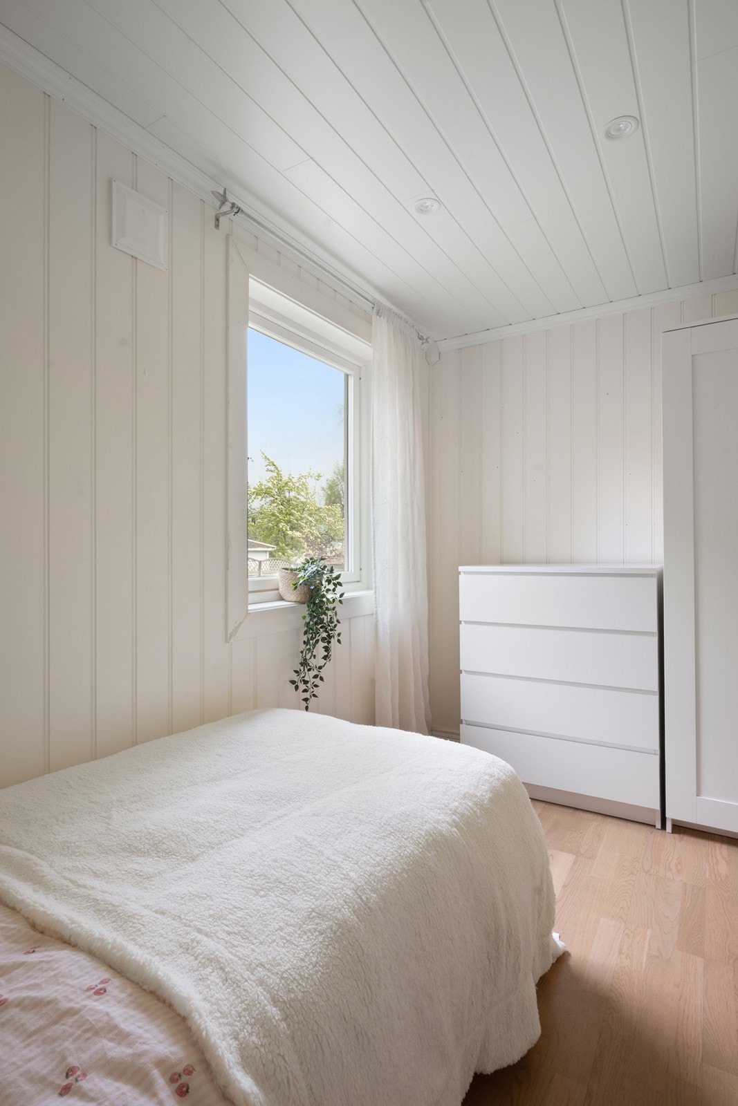 Soverom ved entré har gulvvarme og lys eikeparkett. Galleribilde