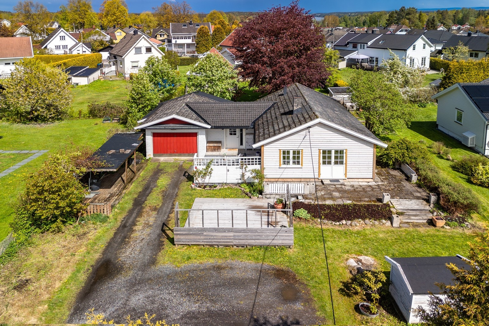 Eneboligen ligger i blindvei i et veletablert og familievennlig boligområde uten gjennomgangstrafikk - rett ved barnehage, barneskole og ungdomsskole! Galleribilde
