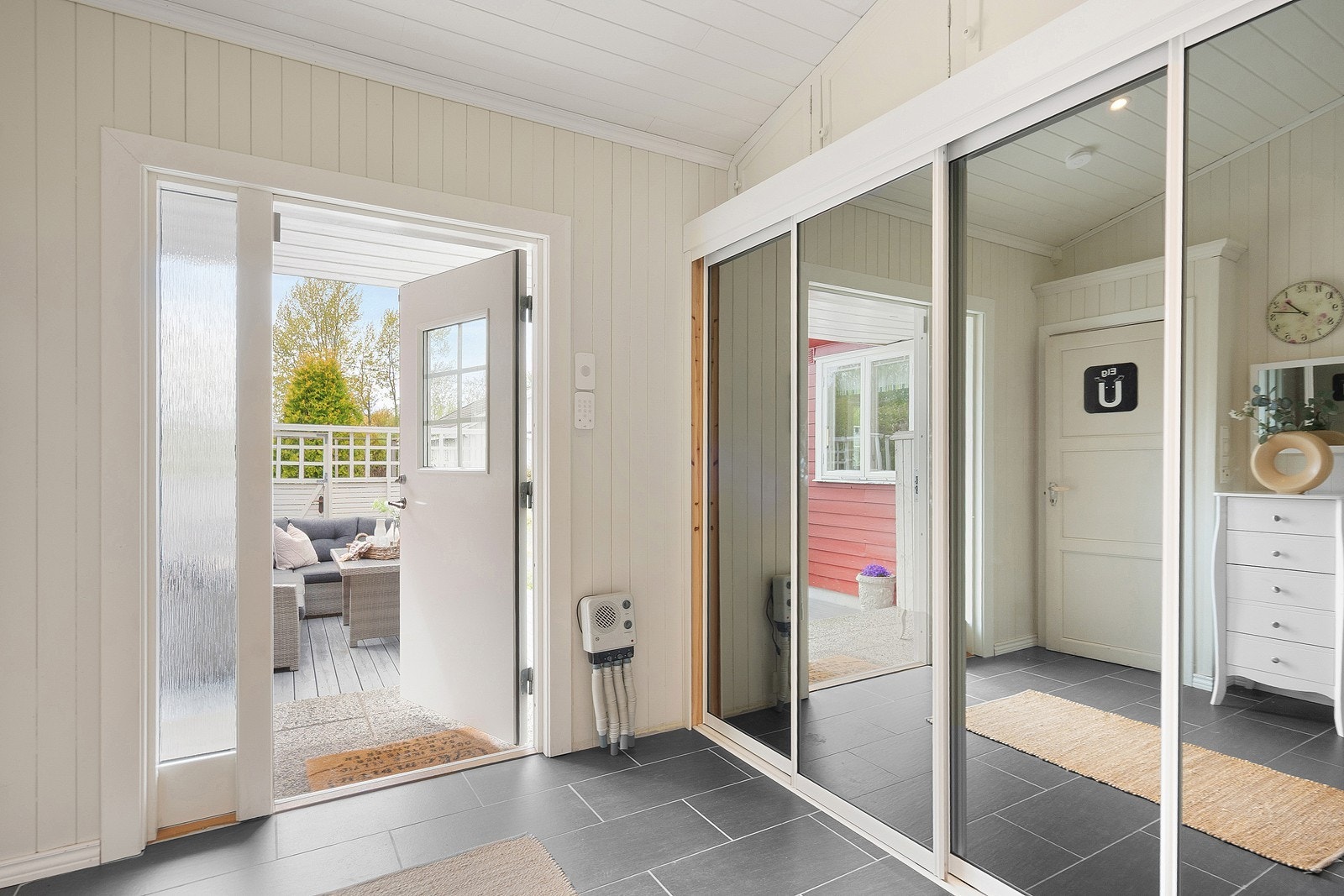 Vel inne har entreen skyvedørsgarderobe langs en hel vegg. Galleribilde