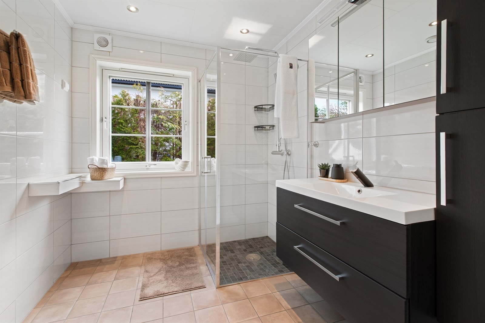Badet i første etasje ble oppgradert i 2016 med fliser på gulv og vegger. Galleribilde