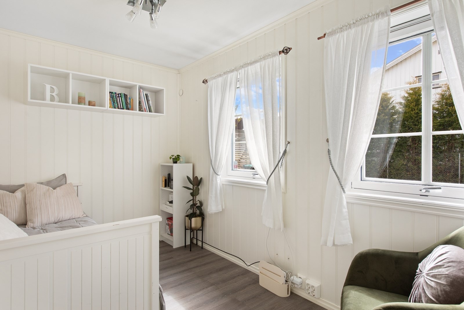 Det andre soverommet i etasjen egner seg godt som barnerom, gjesterom eller kontor. Galleribilde