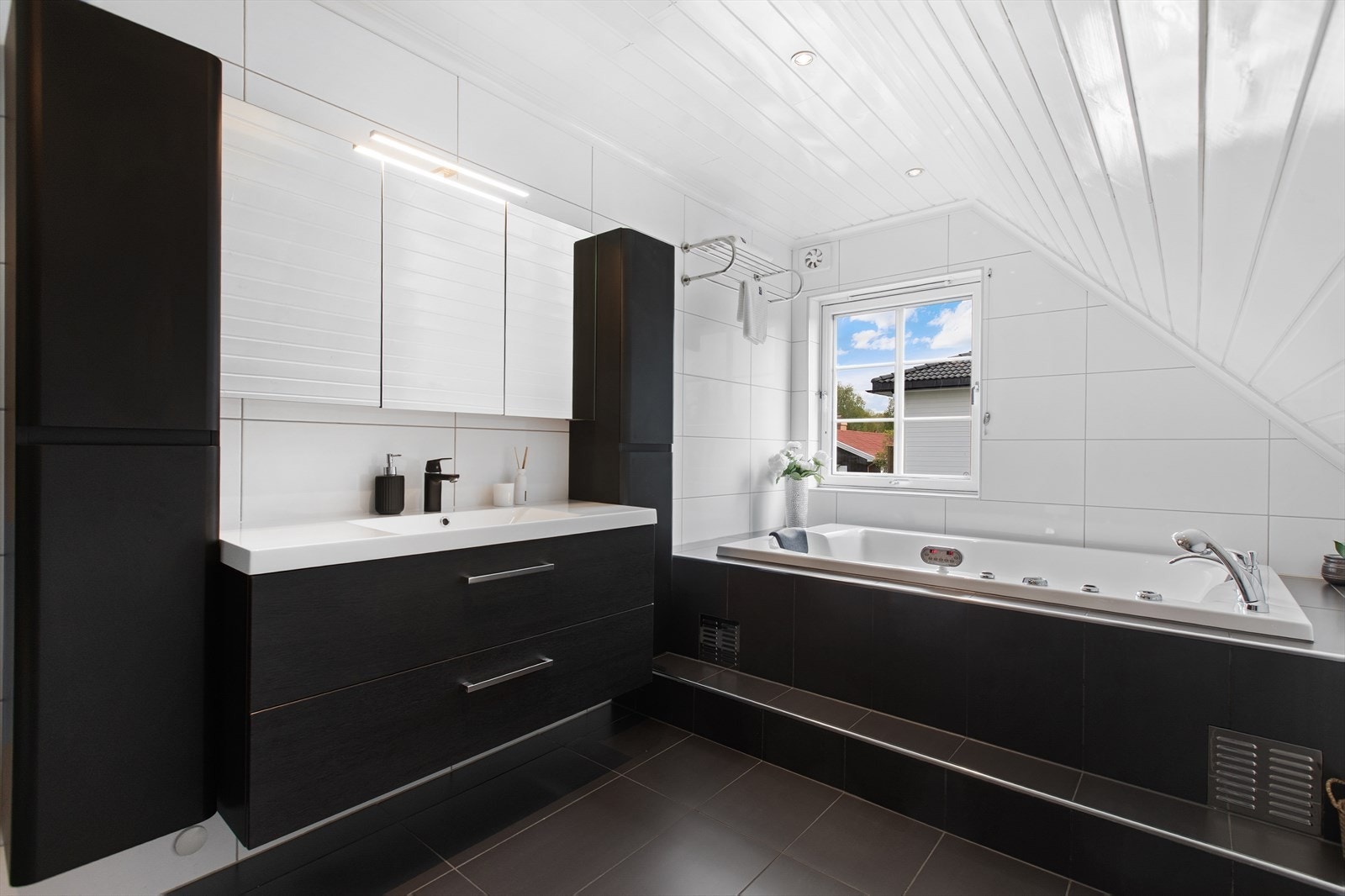 Badet i andre etasje ble etablert i 2009 og har både badekar og dusjhjørne. Galleribilde