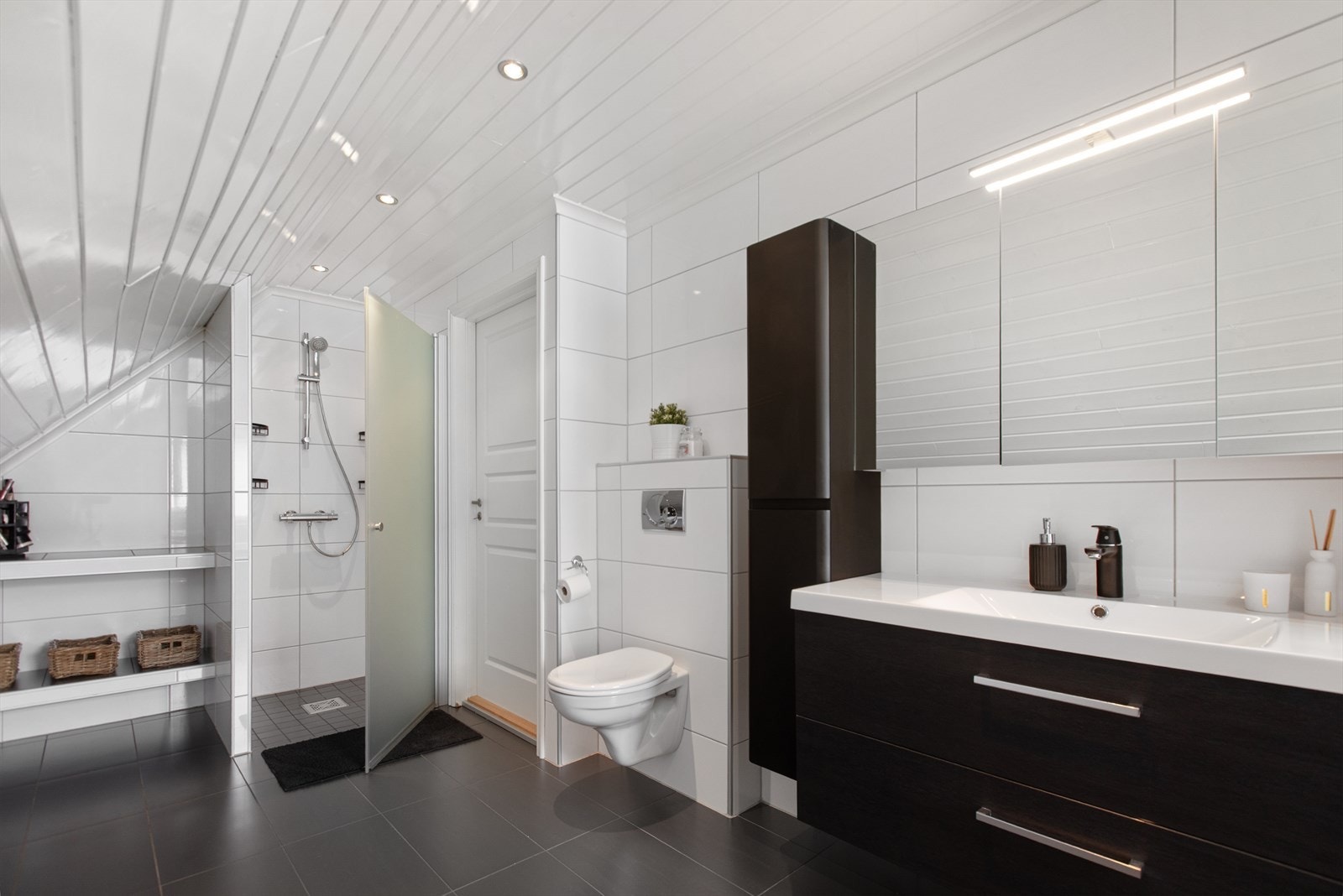 Badet har flislagt gulv med elektriske varmekabler og elektrisk avtrekksvifte. Galleribilde