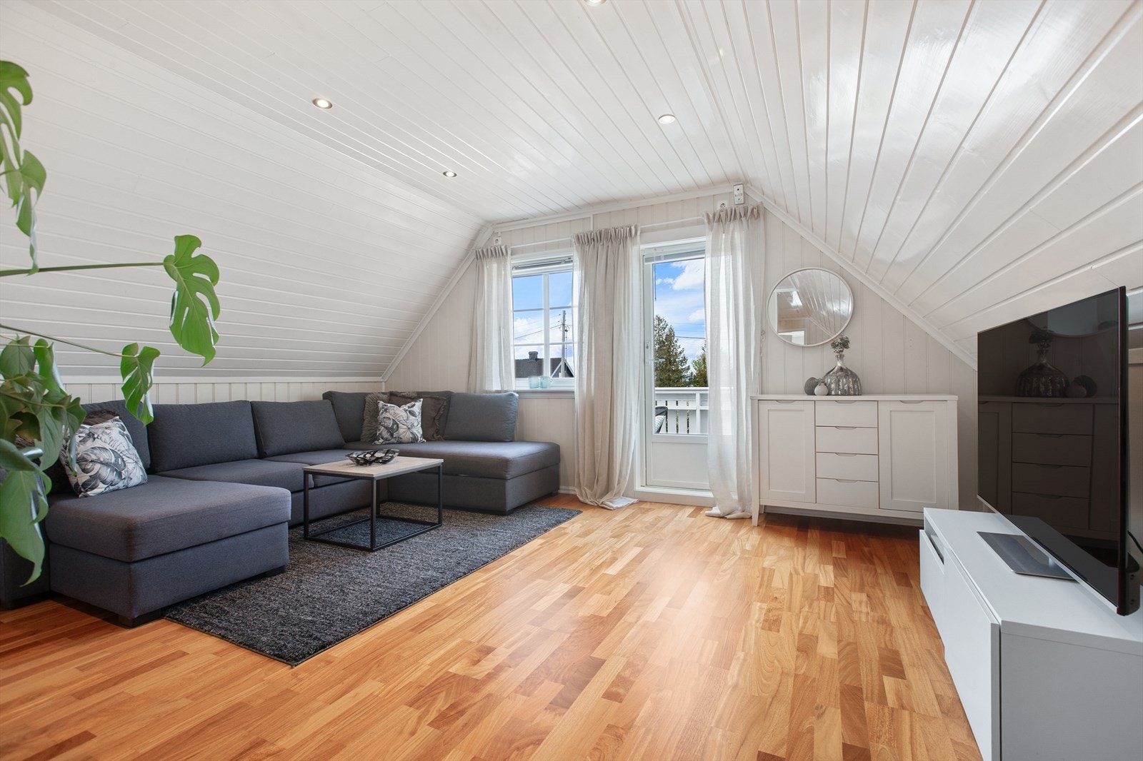 Loftstuen i andre etasje gir ekstra plass for familien, med utgang til balkong. Galleribilde