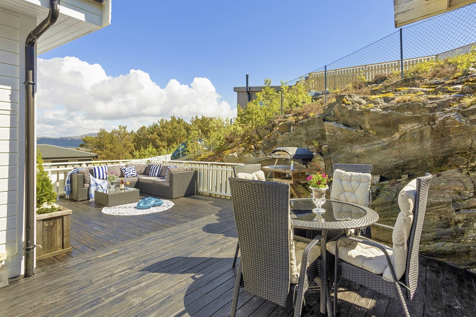 - Ved inngangspartiet er det en stor terrasse på ca. 45 m² - Galleribilde