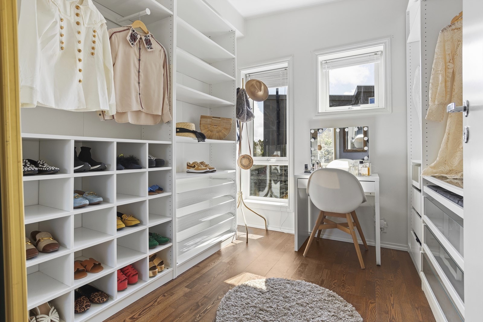 - Det siste soverommet er i dag innredet som walk-in closet - Galleribilde