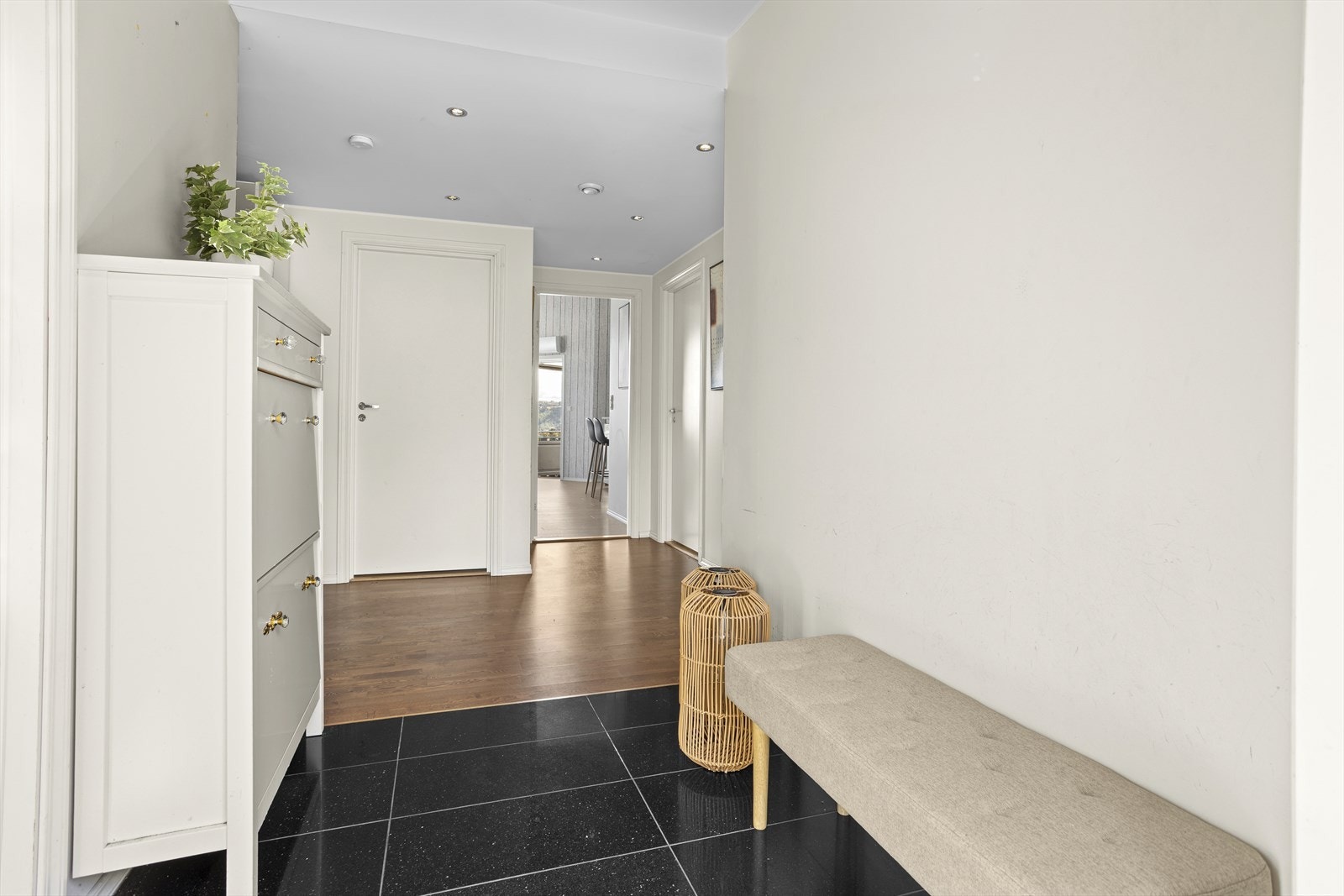 - Velkommen inn! Her er det god plass til å henge fra seg både sko og yttertøy - Galleribilde