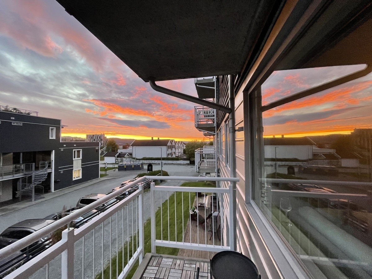 Leiligheten ligger i 2. etasje som gir ingen innsyn fra gateplan. På balkongen kan man nyte en hyggelig kveld med solnedgangen. Galleribilde