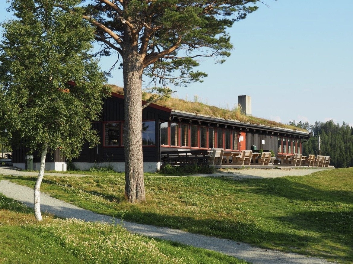 Estenstadhytta er et populært turmål på både sommer og vinter, med servering. Dette er en flott dagstur. Galleribilde