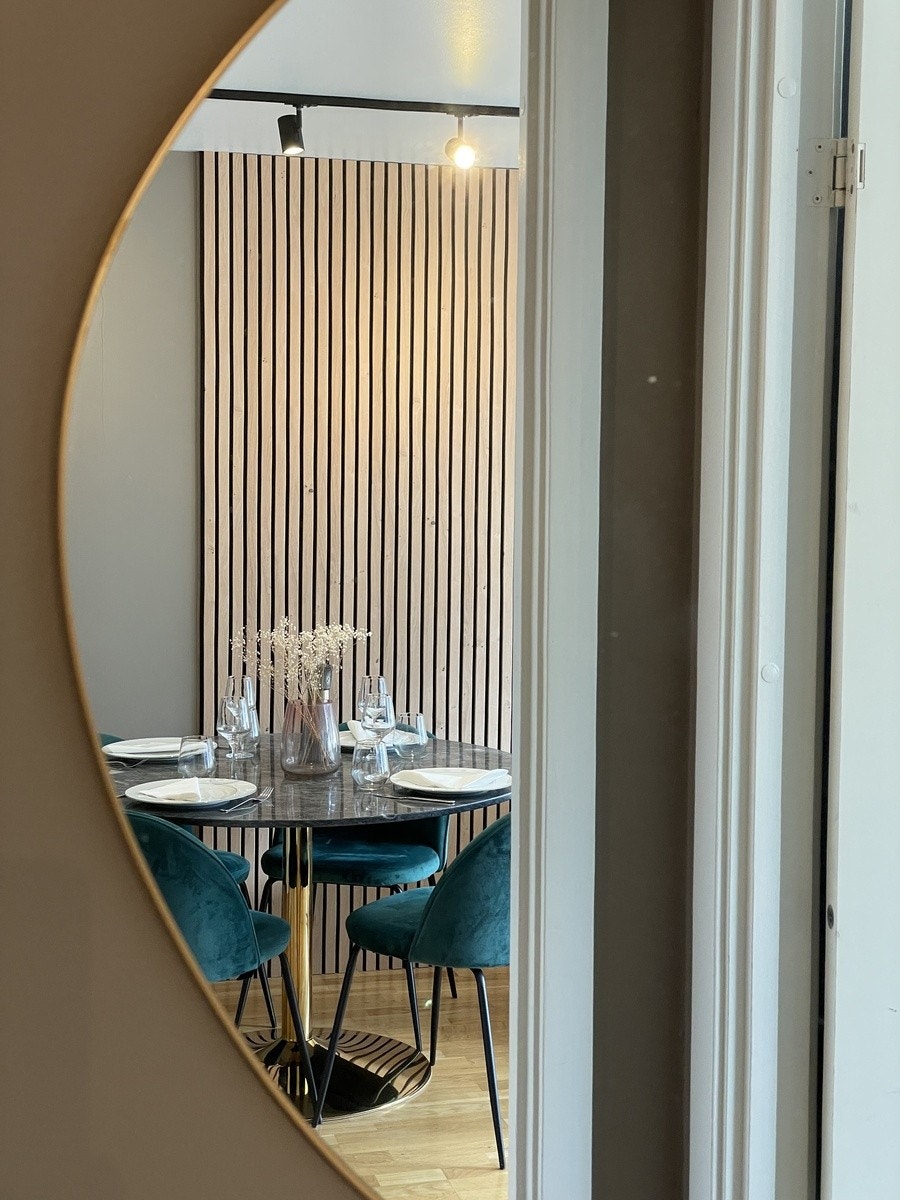 Detaljbilde: spileveggen fra speilet i inngangspartiet Galleribilde