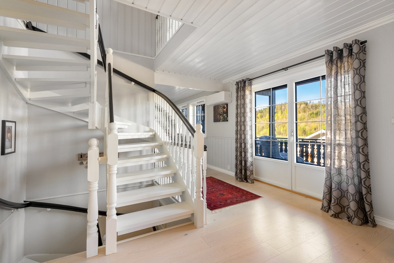 Fra stuen har du utgang til balkong Galleribilde