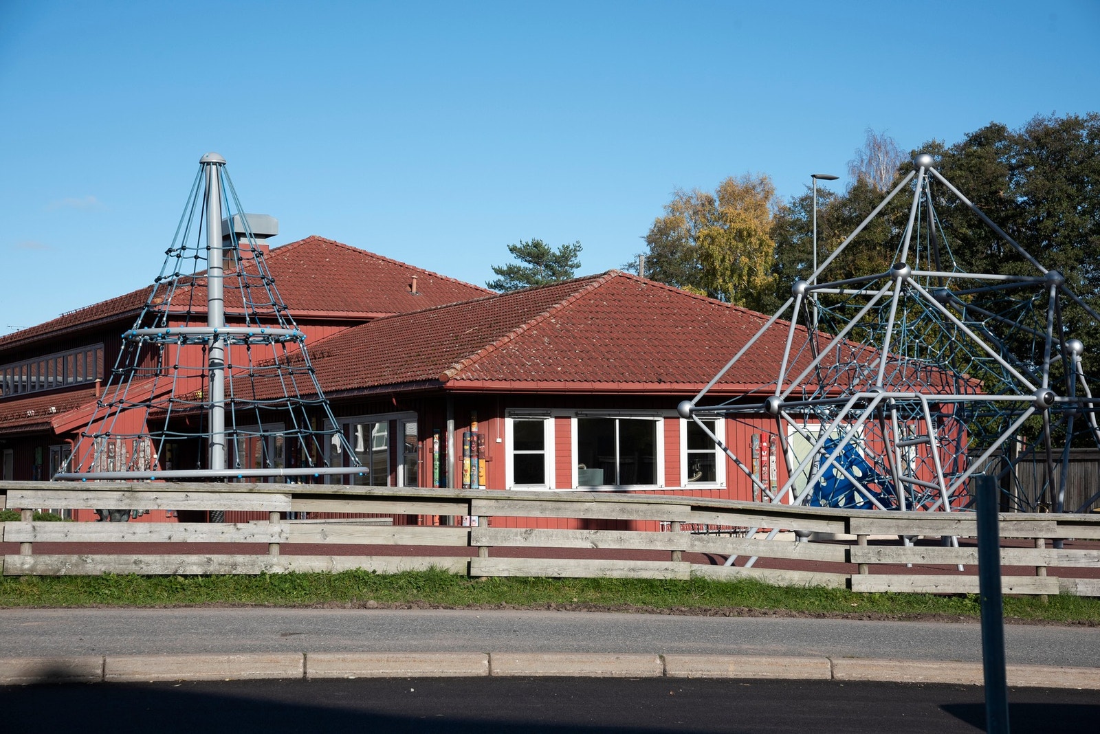 Melsom skole er en liten barneskole med i overkant av 200 elever Galleribilde