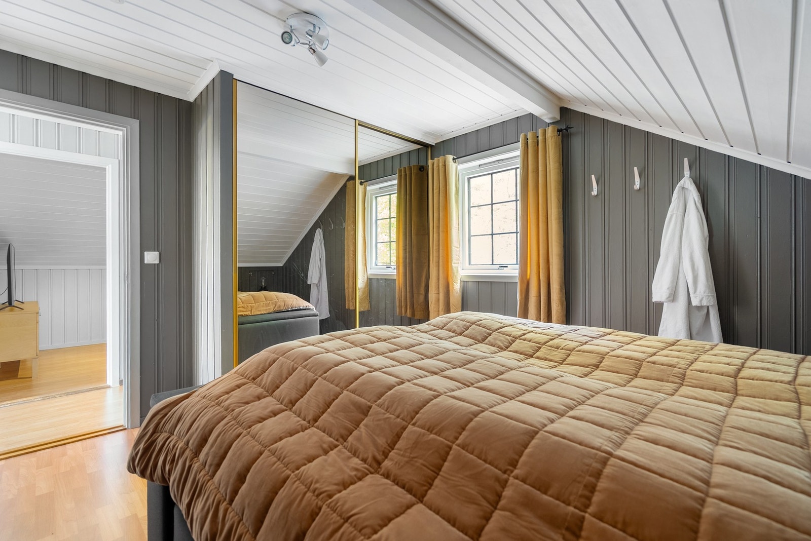 Innredet med praktisk skyvedørsgarderobe Galleribilde