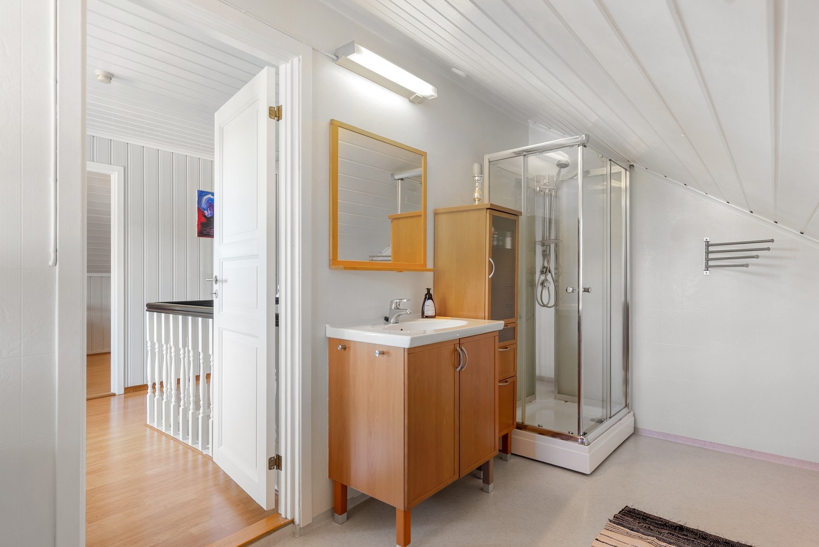 Baderom innredet med dusjkabinett, servant og toalett Galleribilde