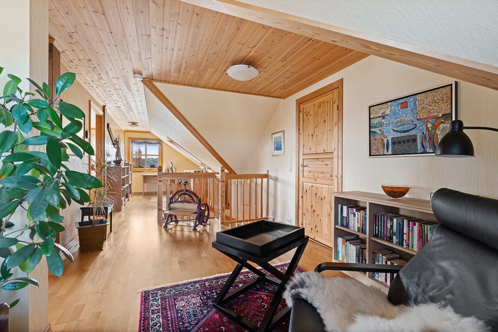 Loftstuen er et fleksibelt rom som kan brukes som TV-stue, lekerom eller kontor. Galleribilde