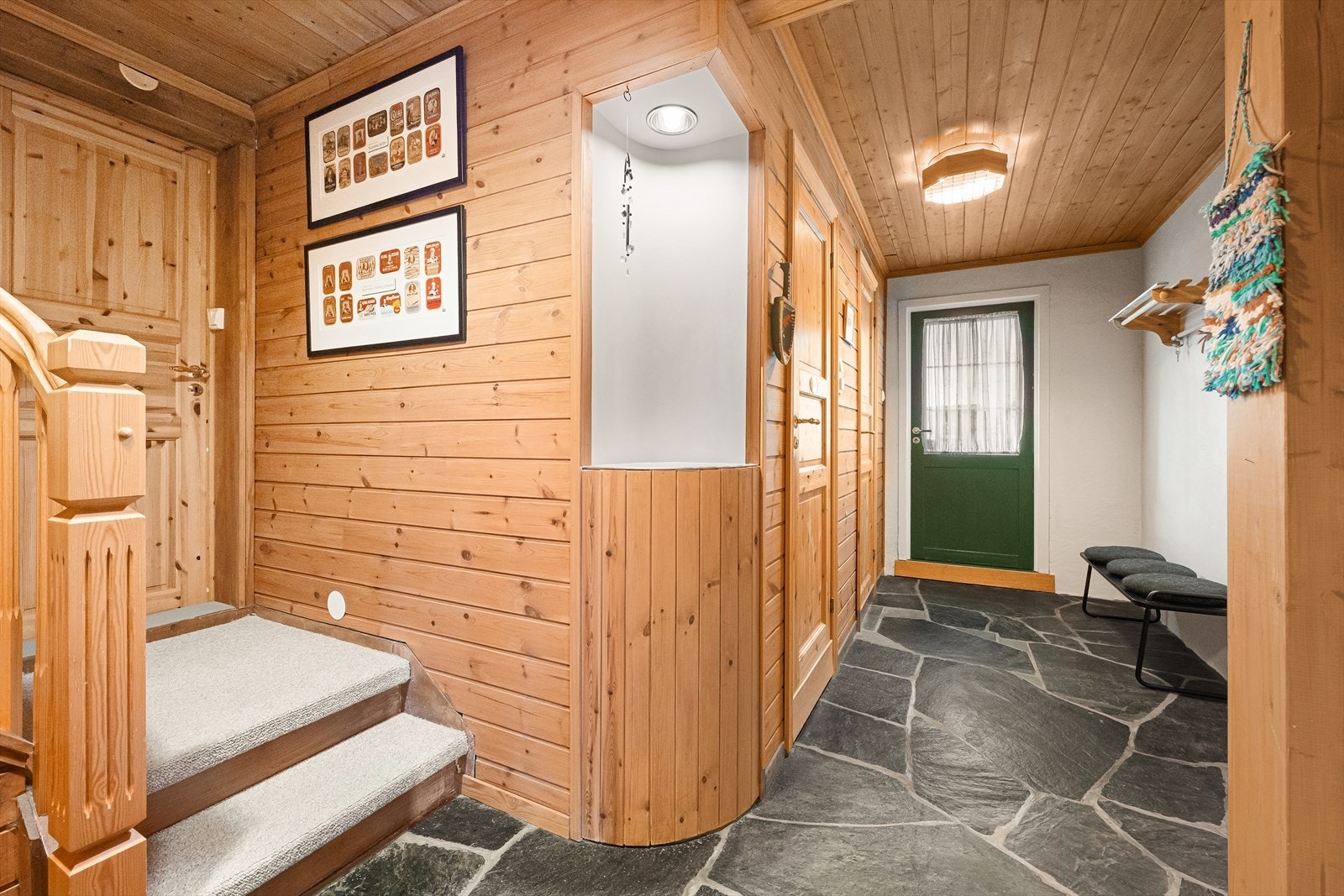 Trapperommet i underetasjen har skiferstein på gulvet og fungerer som en egen entré for etasjen. Galleribilde