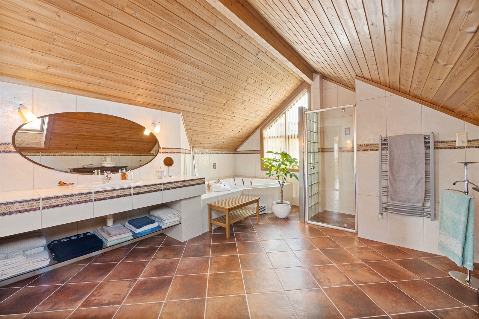 Badet har både innfliset hjørnekar og en separat dusjnisje med glassdør. Gulvet har varmekabler. Galleribilde