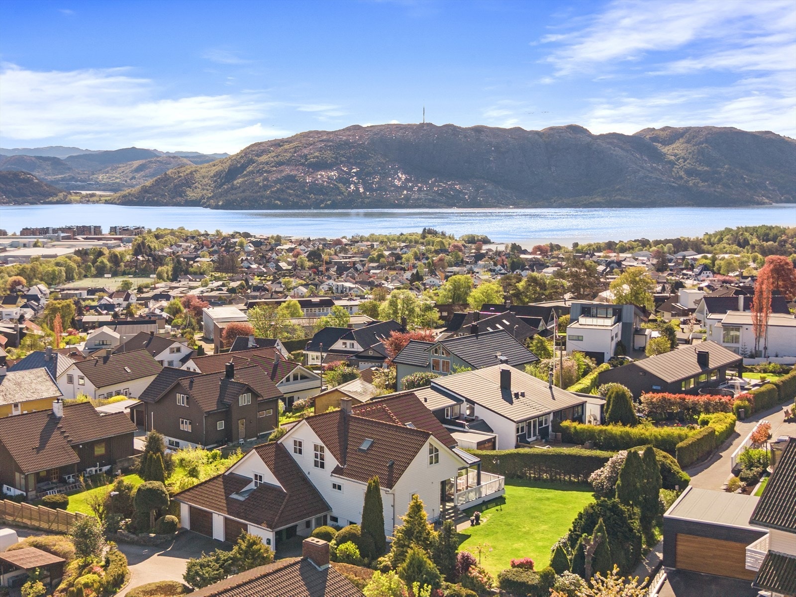 Eiendommen sett fra luften, med Gandsfjorden i bakgrunnen. Galleribilde