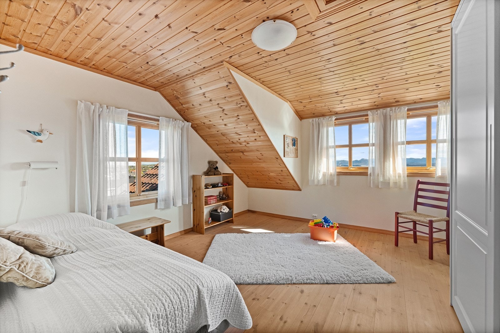 Det andre soverommet i etasjen, også av god størrelse. Galleribilde