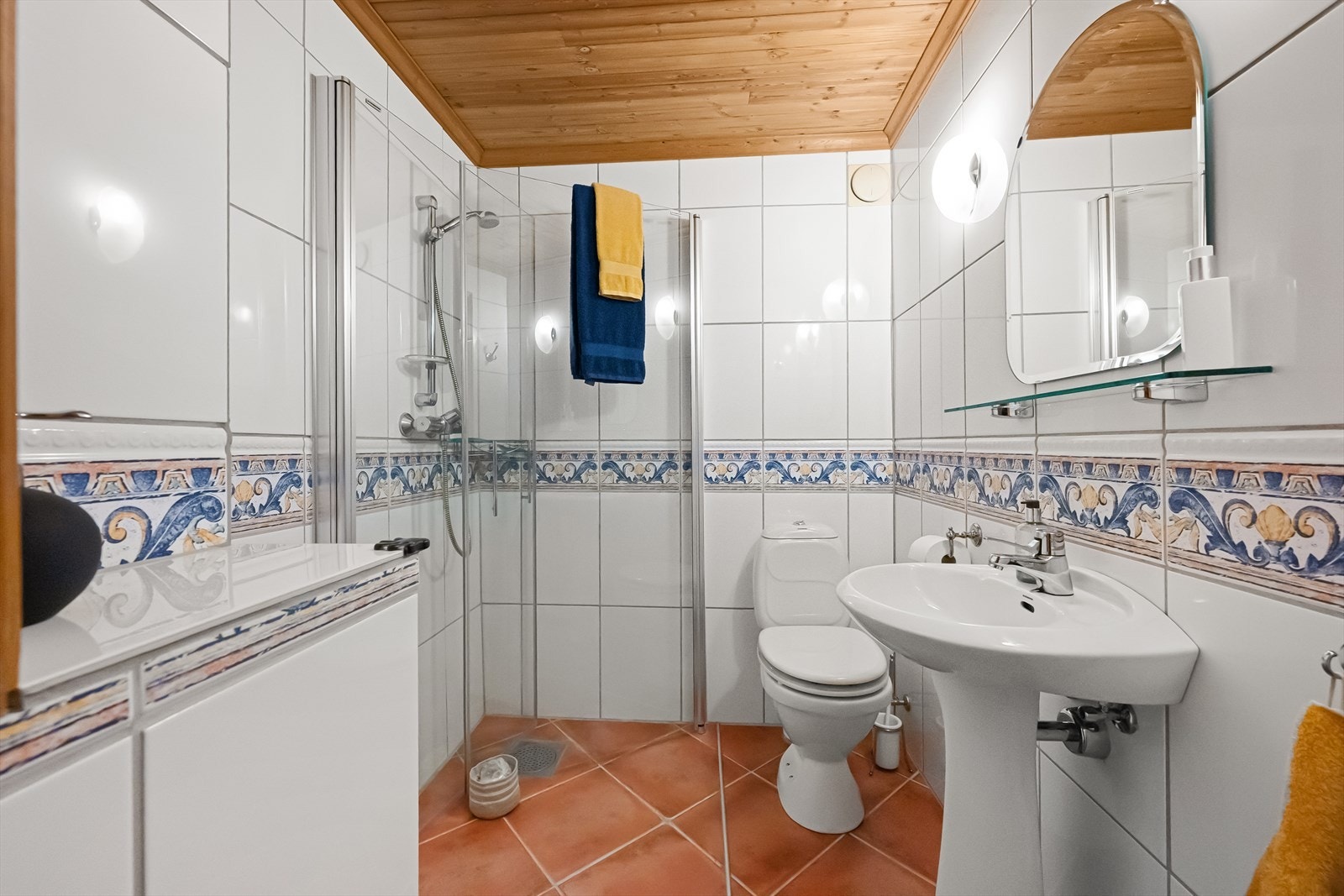 Badet i underetasjen ble renovert i 2001 og har fliser på gulv og vegger, varmekabler og dusj. Galleribilde