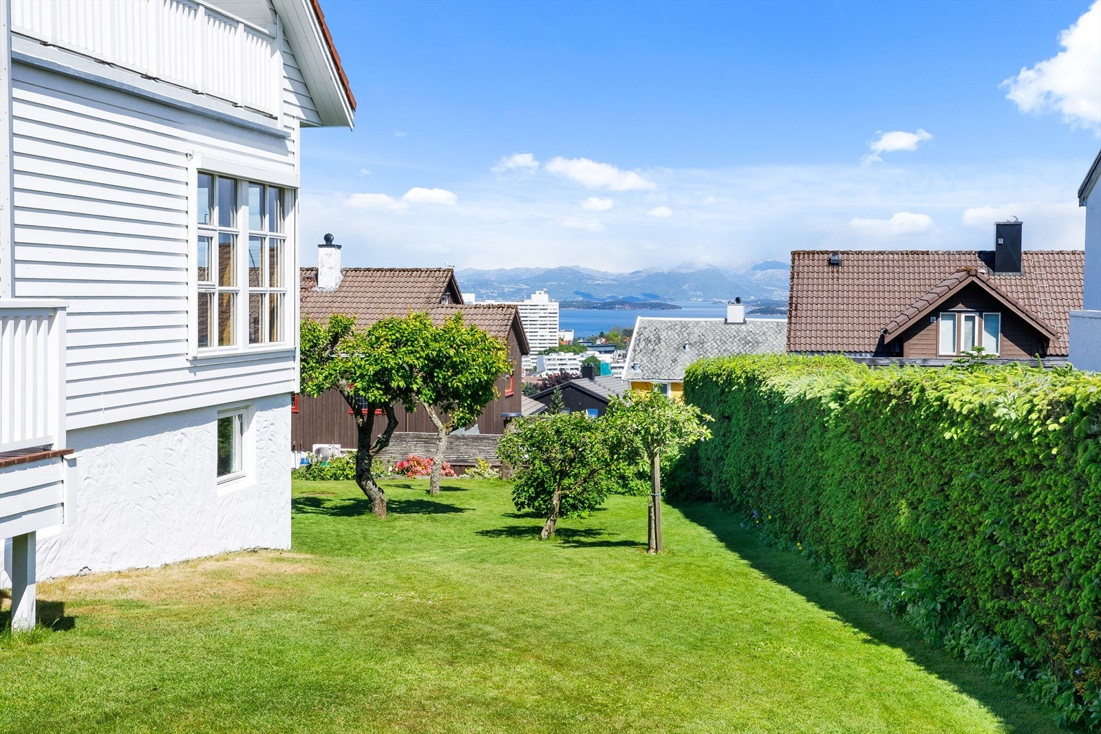 Hagen er pent opparbeidet og gir gode muligheter for lek og rekreasjon. Galleribilde