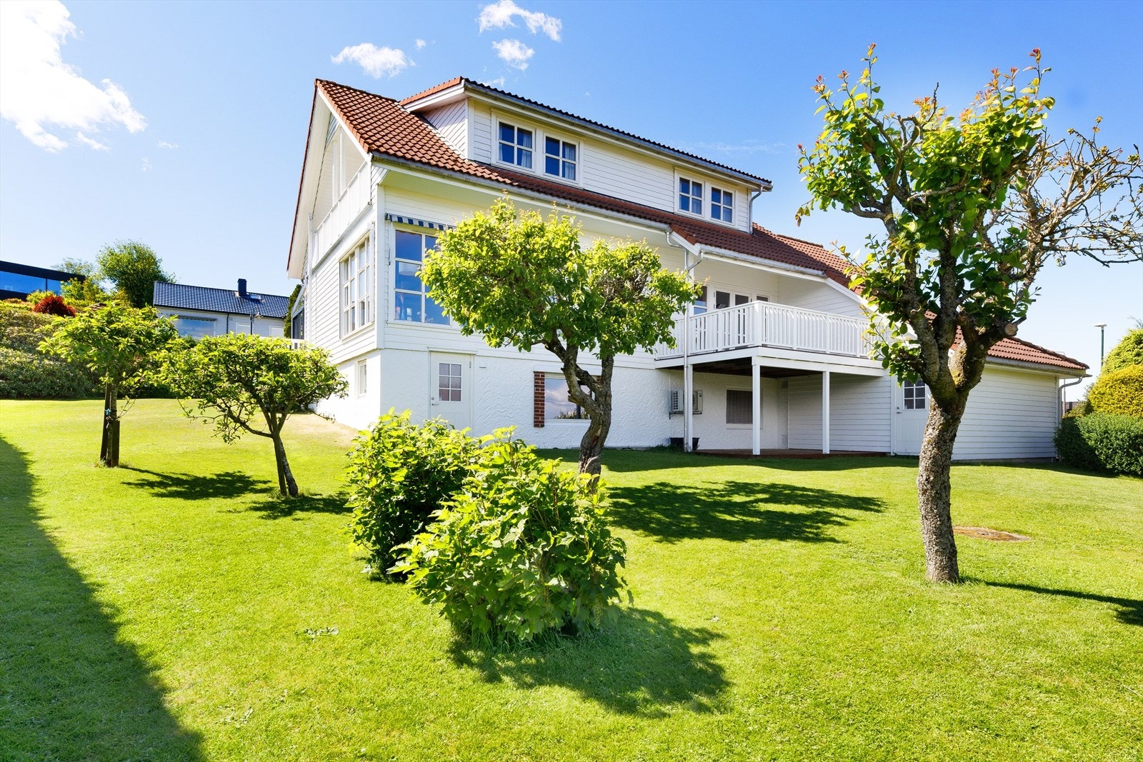 Eiendommen har en stor og velholdt hage med plen og beplantning. Galleribilde