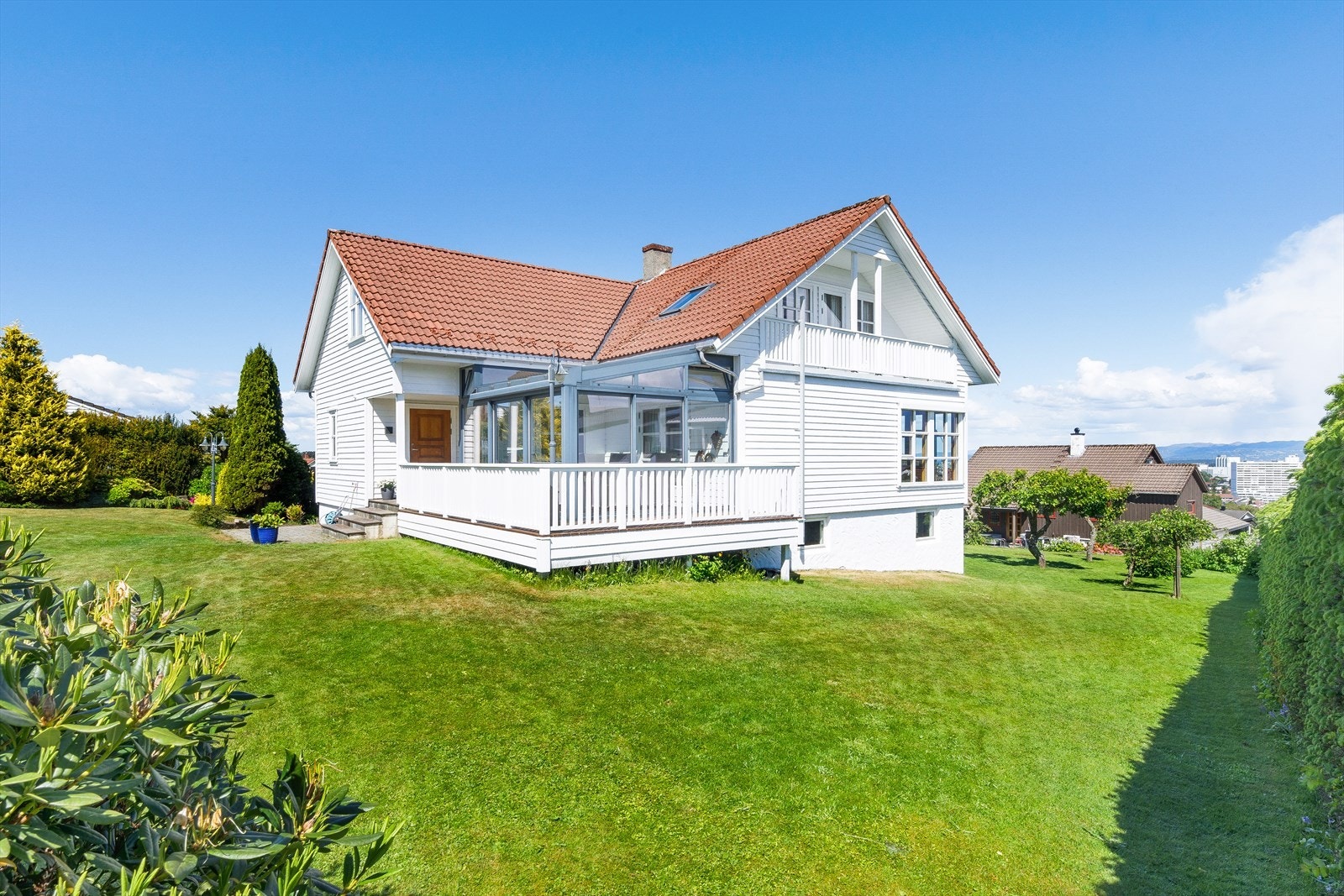 Eneboligen ble betydelig modernisert i 2001 med blant annet takløft, ny kledning og en innglasset terrasse fra 2018. Galleribilde